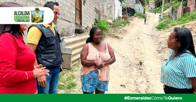 Mujer en extrema pobreza recibe ayuda humanitaria