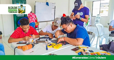 Jóvenes son capacitados en reparación de celulares por la Casa de la Juventud